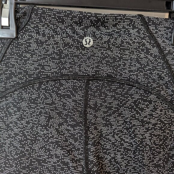Size 6 Lululemon Athletica Train Times Crop Capris Soundwave White Black - Picture 5 of 8